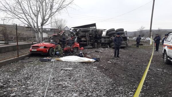 Цементовоз протаранил автомобиль марки Audi С4 в Сузакском районе  - Sputnik Кыргызстан