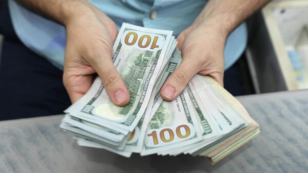 Мужчина с купюрами долларов в США. Архивное фото - Sputnik Кыргызстан