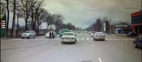 Отлетела на несколько метров — в Бишкеке бусик сбил девушку на зебре. Видео - Sputnik Кыргызстан