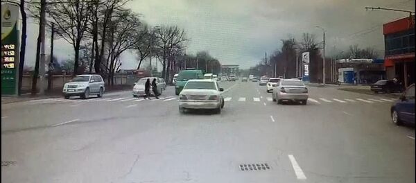 Бишкекте бусик жөө аялды учура сүздү. Үрөй учурган видео - Sputnik Кыргызстан