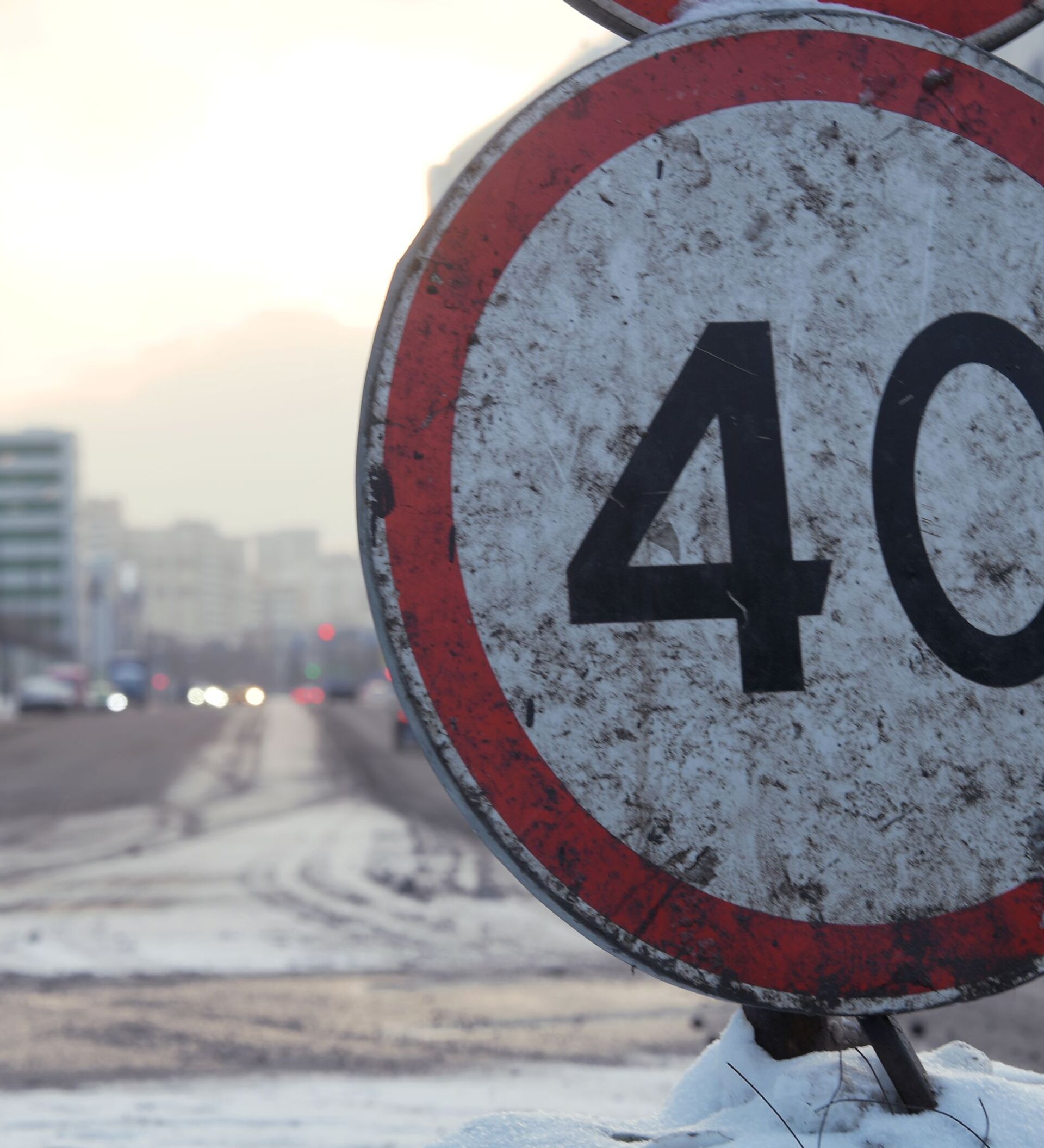 Дорожные знаки 40 км. Дорожный знак 40. Временный дорожный знак 40 км ч. 40 Километров. Знак 10 тонн.