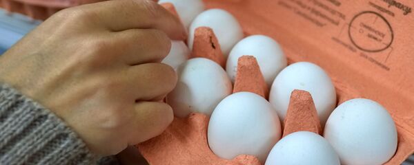 Покупатель выбирает куриные яйца в магазине. Архивное фото - Sputnik Кыргызстан