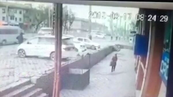 На видео попал момент ДТП в Бишкеке, в котором разбился водитель Lexus - Sputnik Кыргызстан