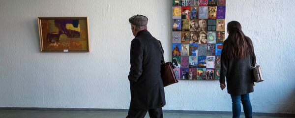 Посетители в кыргызском национальном музее изобразительных искусств имени Гапара Айтиева. Архивное фото - Sputnik Кыргызстан