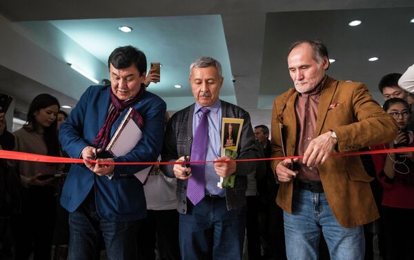 На выставке представлены произведения художников из Казахстана, Кыргызстана России и Великобритании - Sputnik Кыргызстан