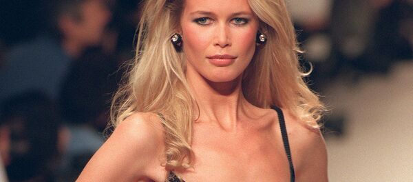 Клаудия Шиффер во время показа новой коллекции Chanel в Милане, 1995 - Sputnik Кыргызстан