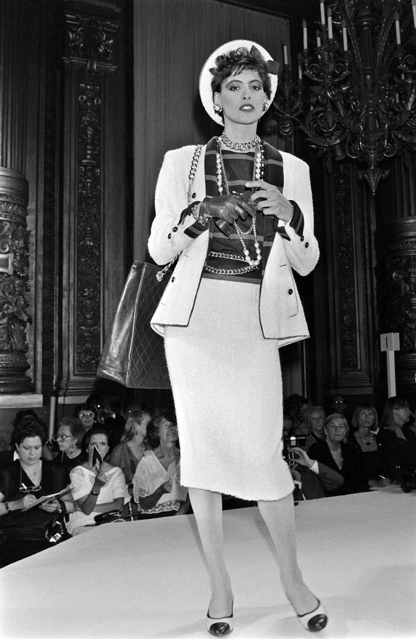 Инес Летиция Эглантин Изабель де Сейнард де ля Фрессанж показывает платье из новой коллекции Chanel, 1984 год - Sputnik Кыргызстан
