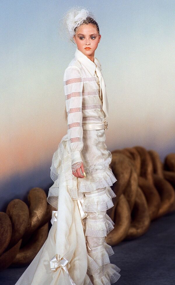 Девон Аоки демонстрирует свадебное платье из коллекции Chanel в 2001 году - Sputnik Кыргызстан