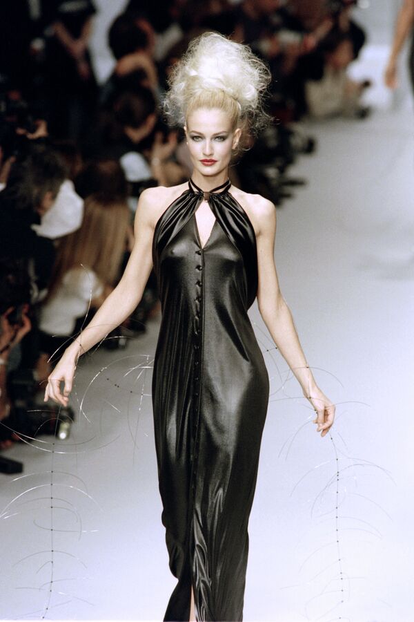 Карен Мюлдер представляет коллекцию модного дома Karl Lagerfeld в Париже, 1995 год - Sputnik Кыргызстан