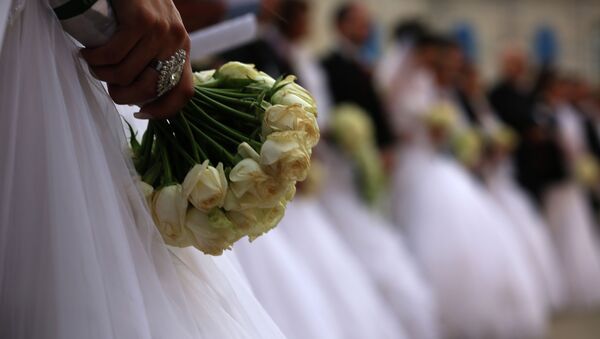 Невеста держит букет цветов. Архивное фото - Sputnik Кыргызстан