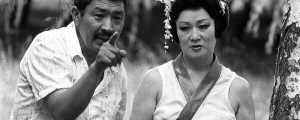 Бакка чыгып тарткан. Дооронбек Садырбаев менен Кайыргүл Сартбаеванын таберик сүрөтү - Sputnik Кыргызстан