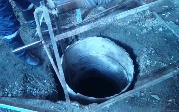 Инцидент произошел в среду, 20 февраля, в 11:54. Сельчанин копал колодец и упал в яму, глубина которой достигла четырех метров. - Sputnik Кыргызстан
