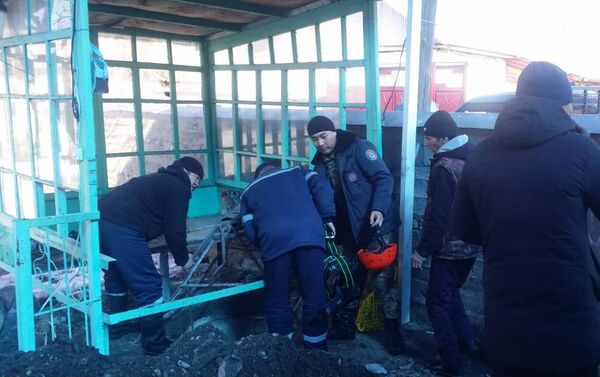 Алай районунун Гүлчө айылында 40 жаштагы киши казып жаткан кудугуна түшүп кетип, үстүн шагыл басып калган - Sputnik Кыргызстан