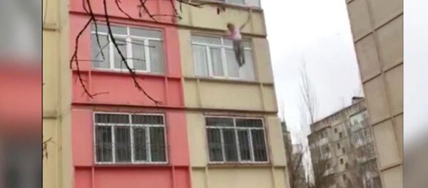 В Бишкеке поймали выпрыгнувшую из окна девушку — момент попал на видео - Sputnik Кыргызстан