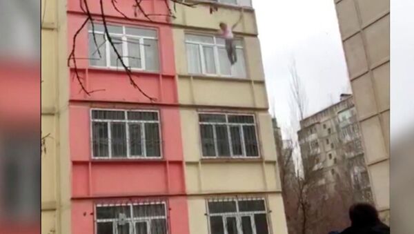 В Бишкеке поймали выпрыгнувшую из окна девушку — момент попал на видео - Sputnik Кыргызстан