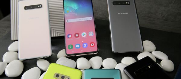 Samsung Galaxy S10 телефондору. Архив Samsung Galaxy S10 телефондору. Архив - Sputnik Кыргызстан