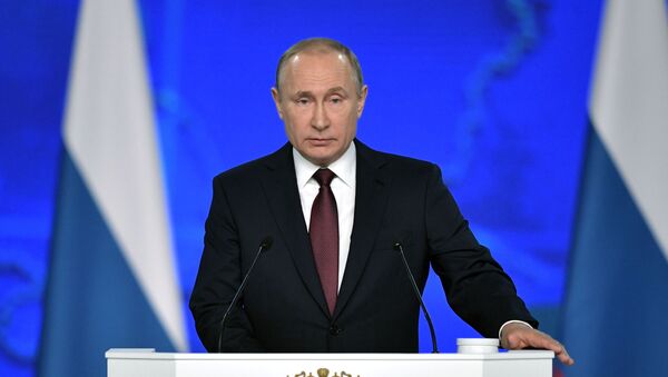 Президент РФ Владимир Путин выступает с ежегодным посланием Федеральному Собранию. 

 - Sputnik Кыргызстан