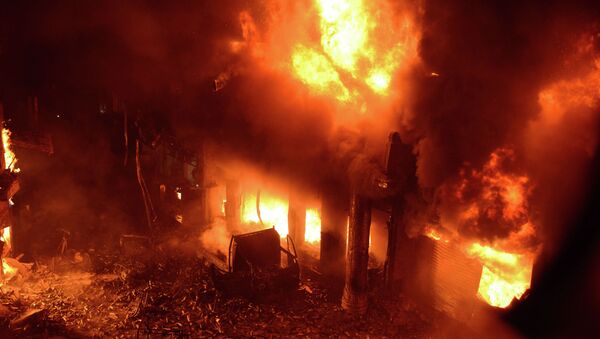 Пожар в многоэтажном жилом доме в Дакке (Бангладеш). 21 февраля 2019 года - Sputnik Кыргызстан