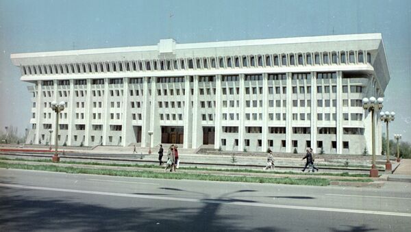 Здание Жогорку Кенеша без забора — фотофакт из 1980-х годов - Sputnik Кыргызстан