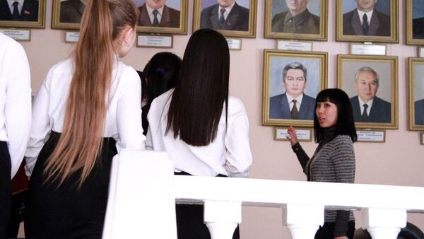 Экскурсия для школьников в Бишкекской городской кенеш - Sputnik Кыргызстан