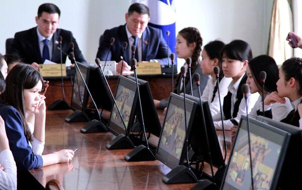  Депутаты Бишкекского городского кенеша устроили экскурсию для школьников - Sputnik Кыргызстан