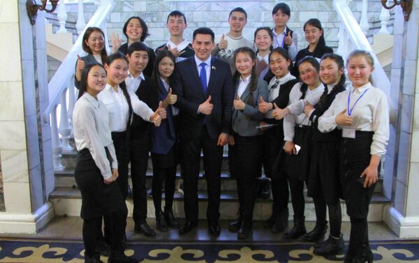 Гостями в здании мэрии стали ученики 8-10 классов шести жилмассивов столицы. - Sputnik Кыргызстан