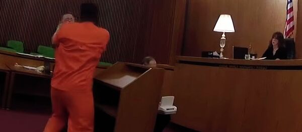 Американец напал на адвоката после того, как его осудили на 47 лет. Видео - Sputnik Кыргызстан