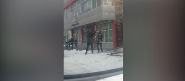 Агрессивный водитель пытался разбить камеру Безопасного города. Видео Агрессивный водитель пытался разбить камеру Безопасного города. Видео - Sputnik Кыргызстан