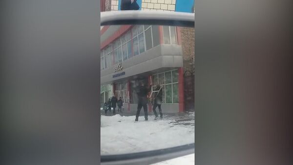 Агрессивный водитель пытался разбить камеру Безопасного города. Видео - Sputnik Кыргызстан