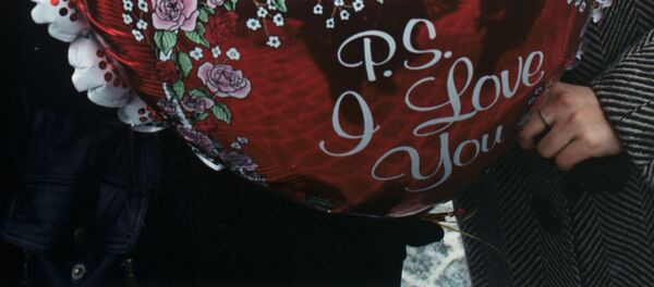 Пара держит воздушный шар. Архивное фото - Sputnik Кыргызстан