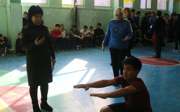 В рамках профилактической работы среди школьников она организовала турнир по случаю Дня защитника Отечества - Sputnik Кыргызстан
