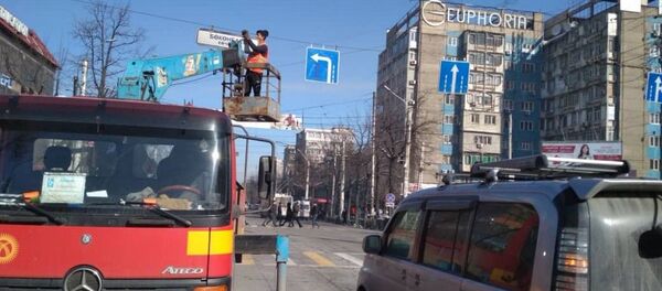 Бишкек мэриясы Коопсуз шаар долбоорунун алкагында жол чырактарга кошумча секцияны жана жол белгилерин орнотууну аяктады - Sputnik Кыргызстан