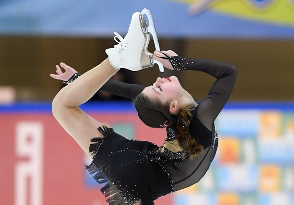Анастасия Гулякова выступает в короткой программе женского одиночного катания финала Кубка России - Sputnik Кыргызстан