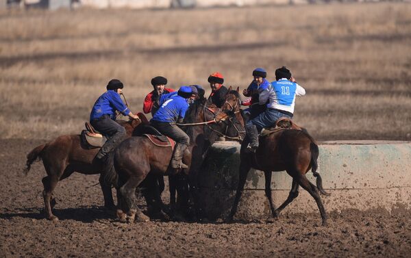 Во втором счет уже был 5:3 в пользу чиновников спортивного ведомства страны. - Sputnik Кыргызстан