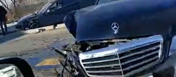 В Бишкеке столкнулись 3 авто, одно от удара отбросило в арык — видео с места - Sputnik Кыргызстан