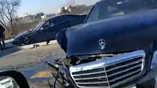 В Бишкеке столкнулись 3 авто, одно от удара отбросило в арык — видео с места - Sputnik Кыргызстан