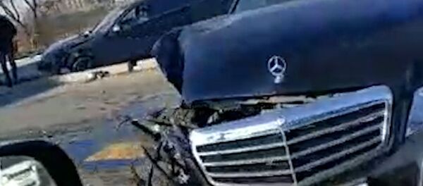 Бишкекте үч унаа кагышып, бири арыкка кирип кетти. Видео - Sputnik Кыргызстан