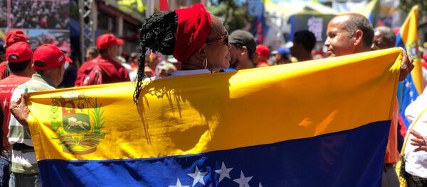 Участники акции в поддержку президента Венесуэлы Николаса Мадуро в Каракасе. - Sputnik Кыргызстан