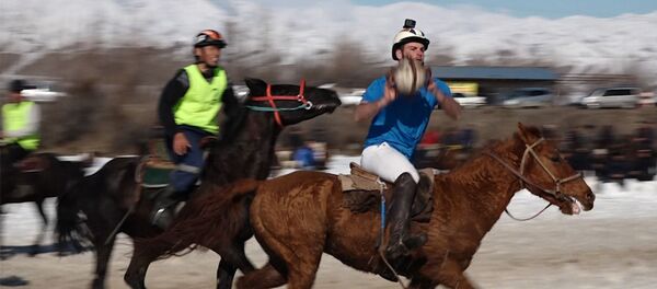 Как кыргызстанцы и французы играли в хорсбол — видео Как кыргызстанцы и французы играли в хорсбол — видео - Sputnik Кыргызстан