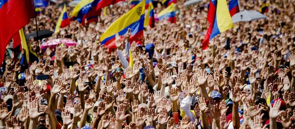 Митинг сторонников провозгласившего себя временным президентом страны лидера оппозиции Хуана Гуаидо в Каракасе. - Sputnik Кыргызстан
