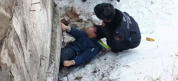 Сотрудники МЧС спасли ребенка застрявшего на мосту - Sputnik Кыргызстан