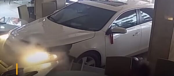 Водитель перепутал педали и въехал в ресторан — видео - Sputnik Кыргызстан