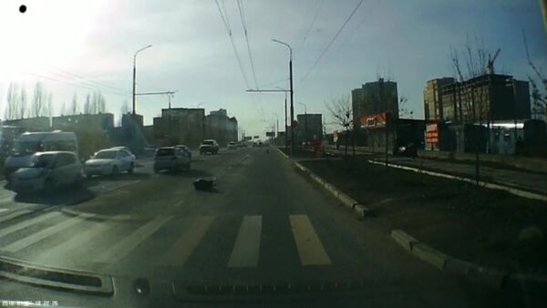 Бишкекте жеңил унаа жөө адамды учура сүзгөн видео - Sputnik Кыргызстан