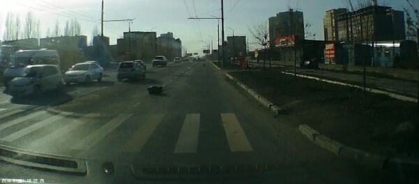 В Бишкеке сбили пешехода на зебре — видео момента наезда В Бишкеке сбили пешехода на зебре — видео момента наезда - Sputnik Кыргызстан