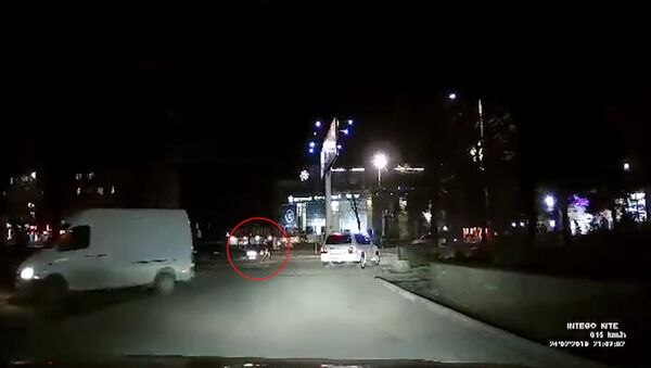 В Бишкеке Lexus сбил мужчину на зебре — момент наезда попал на видео - Sputnik Кыргызстан