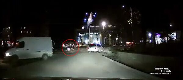 В Бишкеке Lexus сбил мужчину на зебре — момент наезда попал на видео В Бишкеке Lexus сбил мужчину на зебре — момент наезда попал на видео - Sputnik Кыргызстан