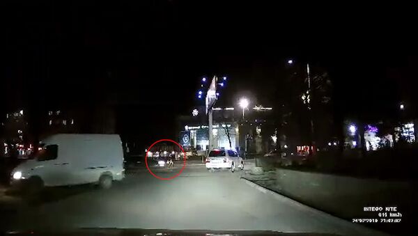 Бишкекте Lexus жөө адамды коюп кетти. Кырсык болгон учур видеого түшүп калган - Sputnik Кыргызстан