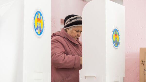 Женщина голосует на парламентских выборах в Молдове - Sputnik Кыргызстан