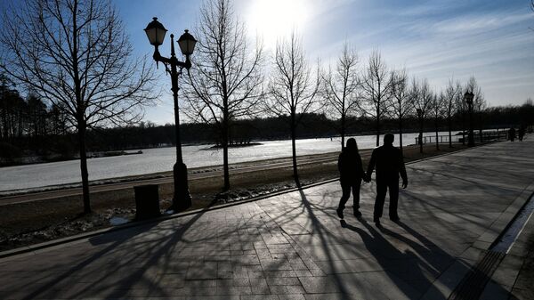 Люди во время прогулки в парке. Архивное фото - Sputnik Кыргызстан