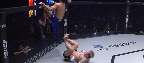 Боец ММА устроил необычный бой в стиле ниндзя — зрители такого не ожидали - Sputnik Кыргызстан